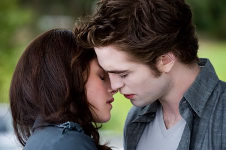 kristen stewart and robert pattinson kissing in new moon. Twilight Saga New Moon Stills